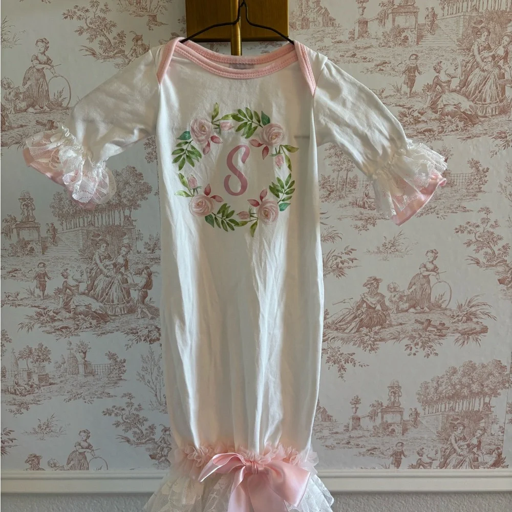 "S" newborn coming home outfit - Picture 1 of 2